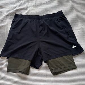 NWOT ALO Yoga Men's Black and Olive 5" Revival Shorts - Size M